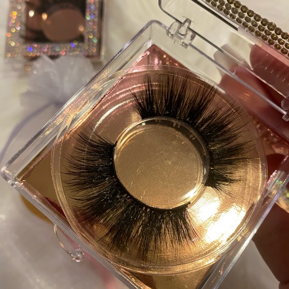 Lashes - Picture 15 of 15